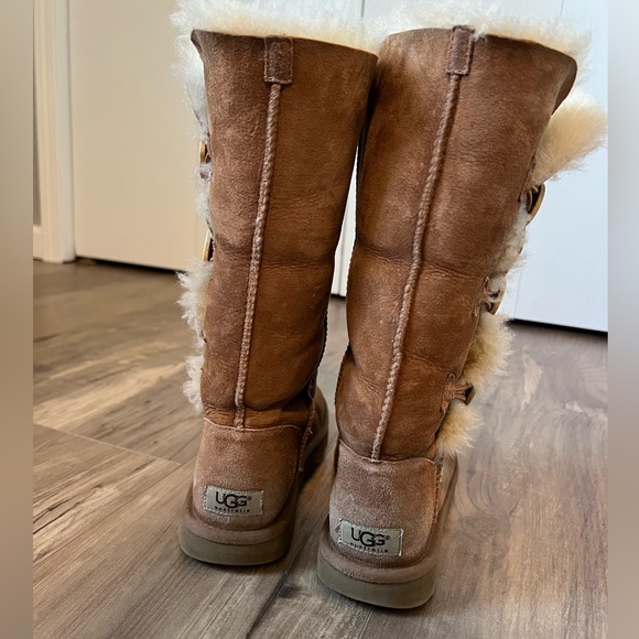 UGG Bailey Button Triple Button - Picture 3 of 11